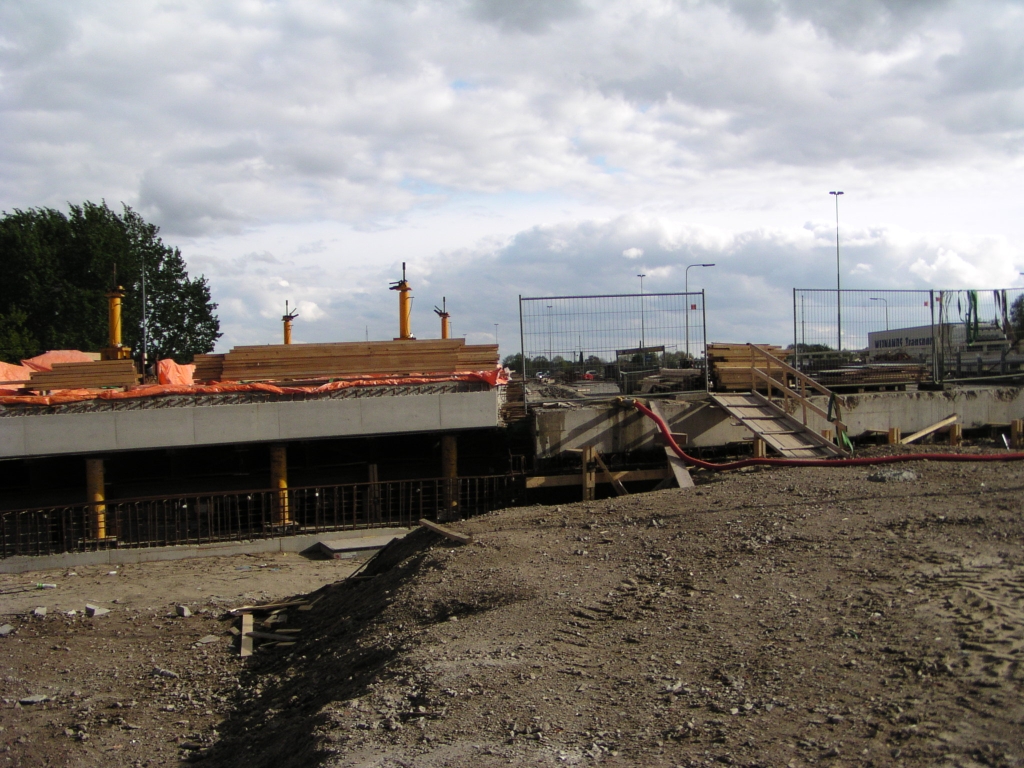 p4300047.jpg - Links het nieuwe verbreedsel van de oude afrit Veldhoven vanuit de richting Maastricht (rechts). De beide delen moeten dus nog op 1 of andere manier met elkaar verbonden worden.