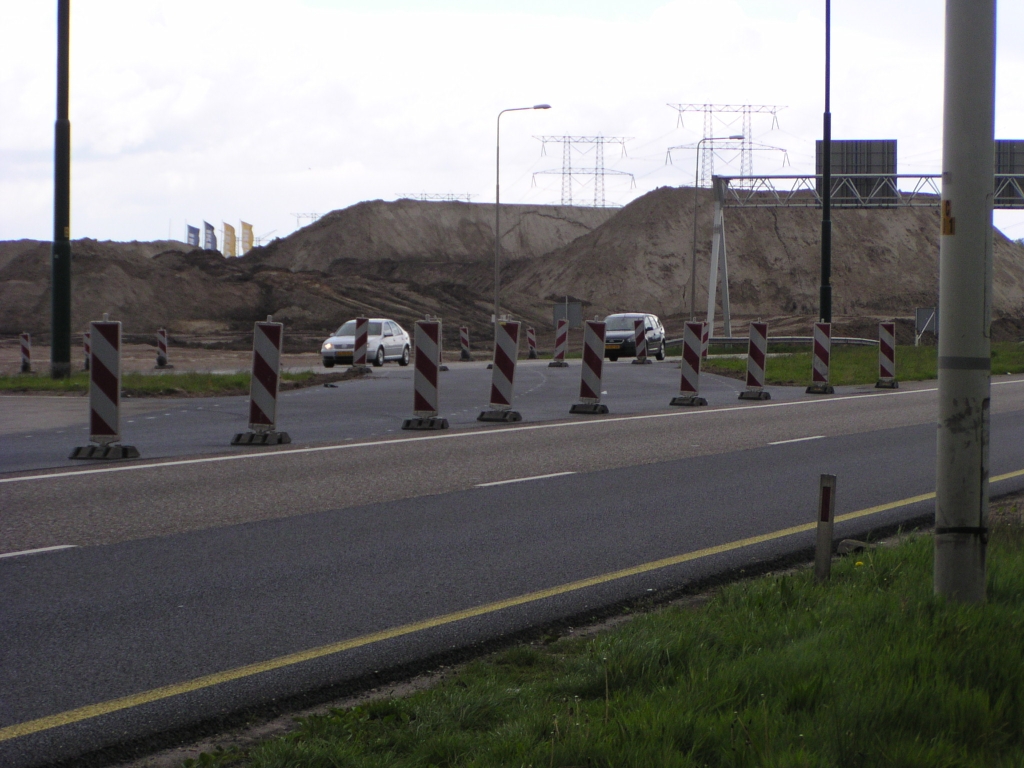 p5010075.jpg - Begin van de omlegging vanuit Eindhovense richting. Een bevestiging van ons verzonnen faseringsplan lezen we op de  actuele werkzaamheden pagina :  In het weekeinde van 17 – 18 mei wordt het verkeer op de A50 vanuit Oss en op de Verlengde Kennedylaan uit Eindhoven verplaatst naar een nieuwe tijdelijke rijbaan. Tot medio 2009 rijdt het verkeer over een tijdelijke weg zodat ruimte ontstaat om het nieuwe knooppunt te bouwen. Een en ander kan voor het verkeer extra hinder opleveren. 