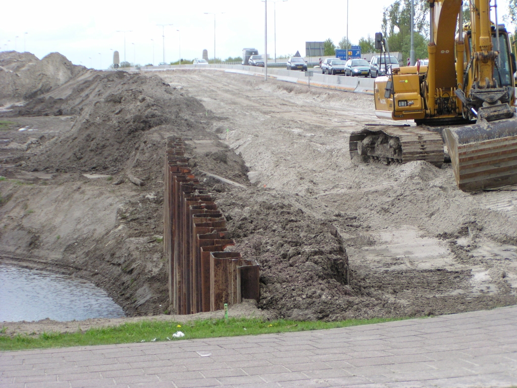 p5010078.jpg - Ook de "andere" aannemer combinatie die de A50 aansluitingen in Ekkersrijt realiseert gaat nu gebruik maken van het basismateriaal damwand. Hier als afscheiding tussen het verbrede A50 talud vanaf de brug over het Wilhelminaknaal en de bermsloot.