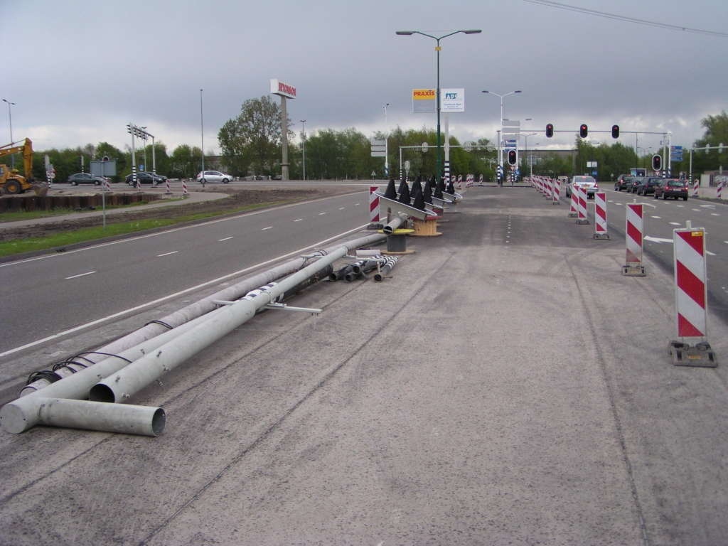 p5010079.jpg - Zoals we reeds vermoedden wordt de kruising A50-Ekkersrijt 6000 verplaatst ten behoeve van fasering. Tweedehands onderdelen voor een portaal VRI liggen hiertoe gereed.
