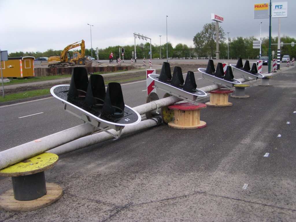 p5010080.jpg - Misschien hebben deze wel ooit gestaan aan de A50-A58 VRI toen deze nog geplitst was in een noord- en zuidgedeelte.