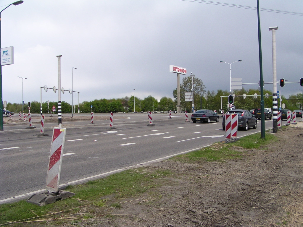 p5010082.jpg - Portaalmasten op Ekkersrijt 6000 geplaatst.