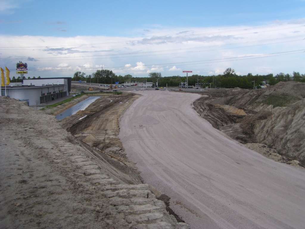 p5010098.jpg - Noordelijk gedeelte van de tijdelijke A50 omlegging van puinfundering voorzien.  week 200816 