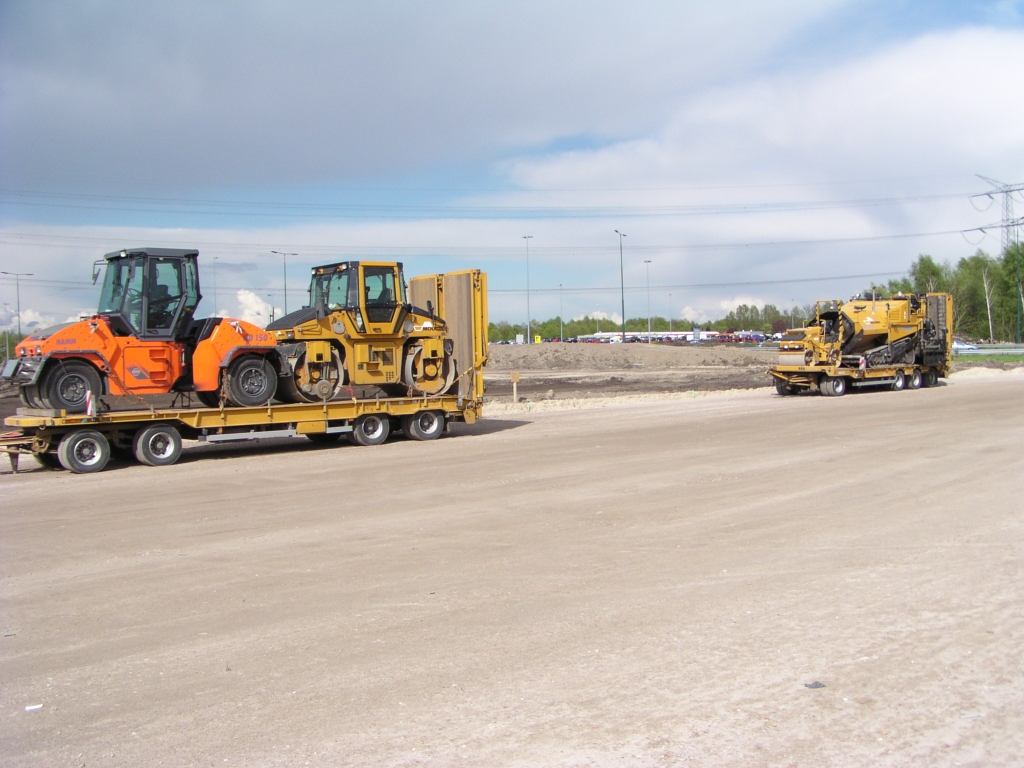 p5010103.jpg - Asfalteringswerktuigen gereed op zuidelijk gedeelte van de omlegging.