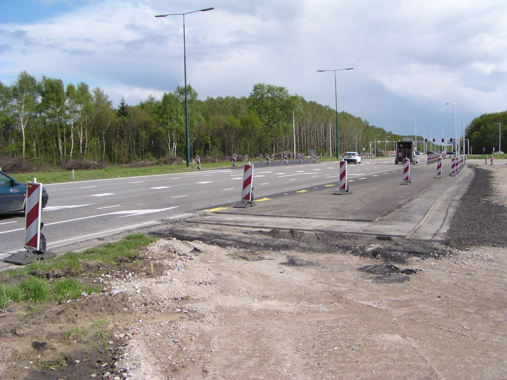 p5010104.jpg - Aangekomen bij de bestaande A50 aan het zuidpunt van de omlegging een typische terrasvorm in de asfaltlagen die het vast makkelijker maakt om op aan te sluiten.  week 200816 