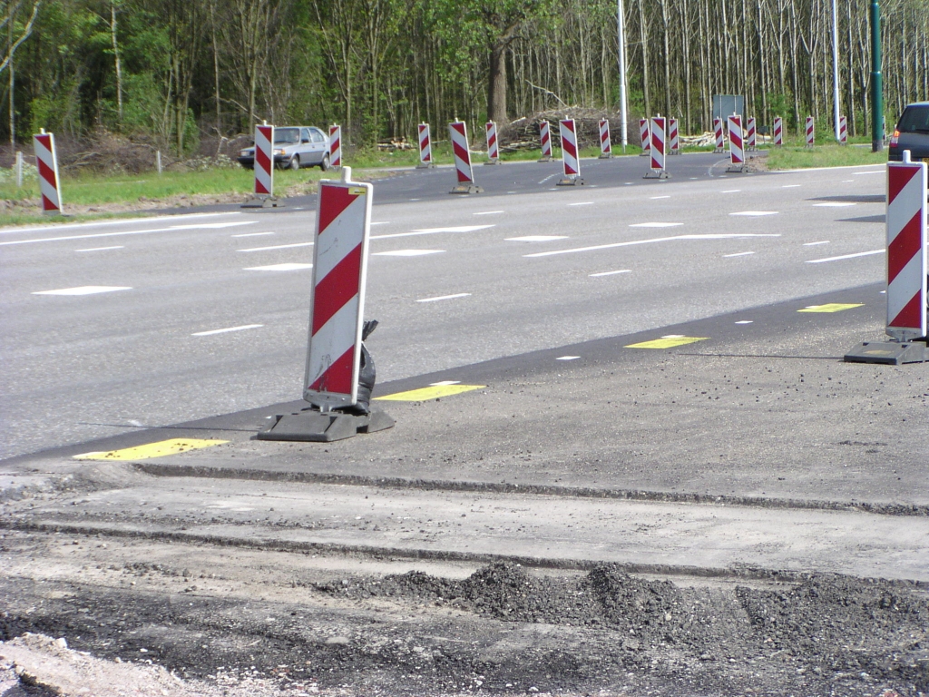 p5010105.jpg - Een een doorsteekje tussen de A50 rijbanen maakt de omlegging compleet.