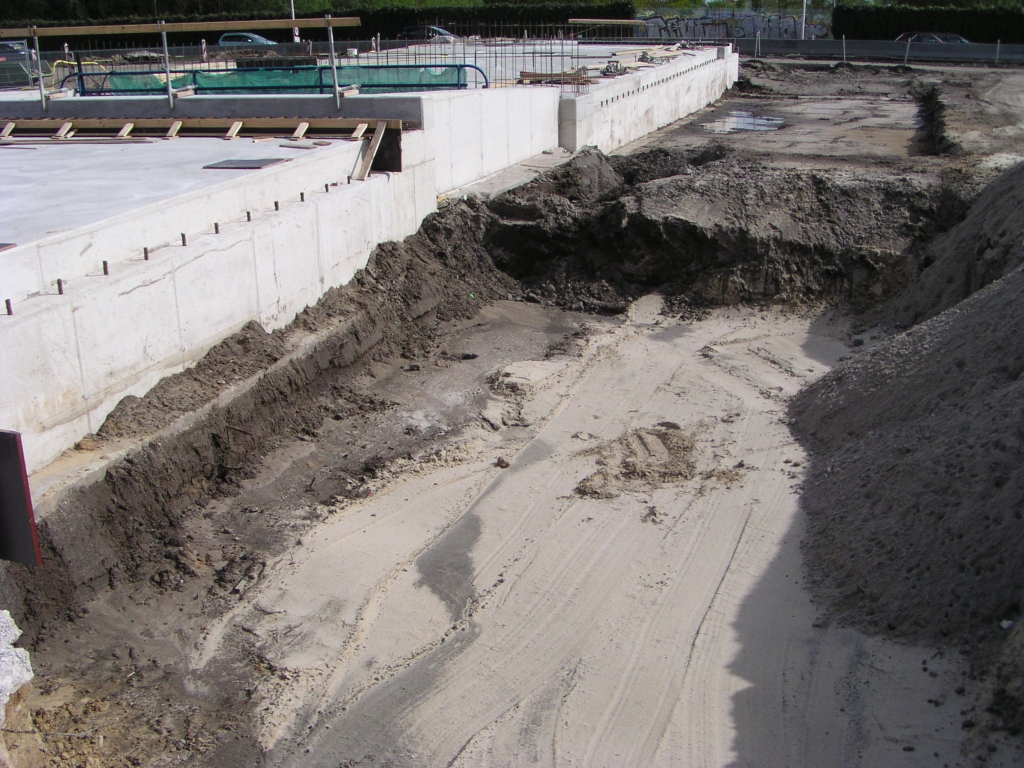 p5010110.jpg - Een gat gegraven naast de tunnel, meer verandering merken we er met het lekenoog niet aan op.