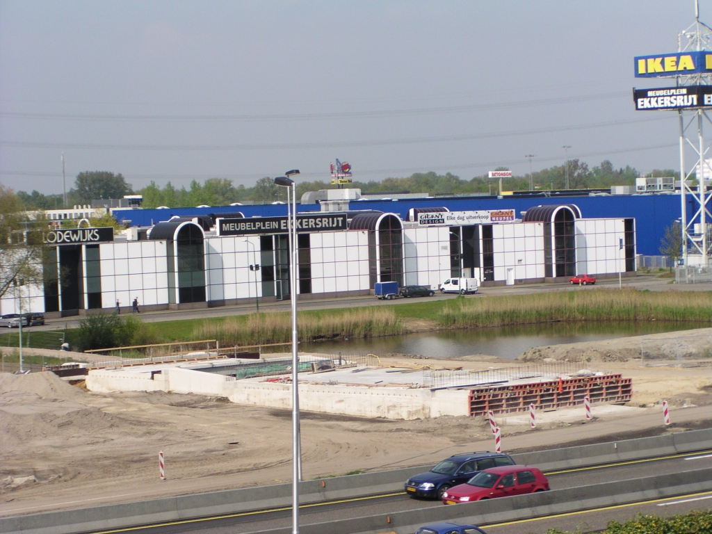 p5030005.jpg - Half overkluisde fietstunnel waar in twee weken (ogenschijnlijk?) niet veel veranderd is, behalve dat er nu een zonnetje op schijnt.  week 200816 