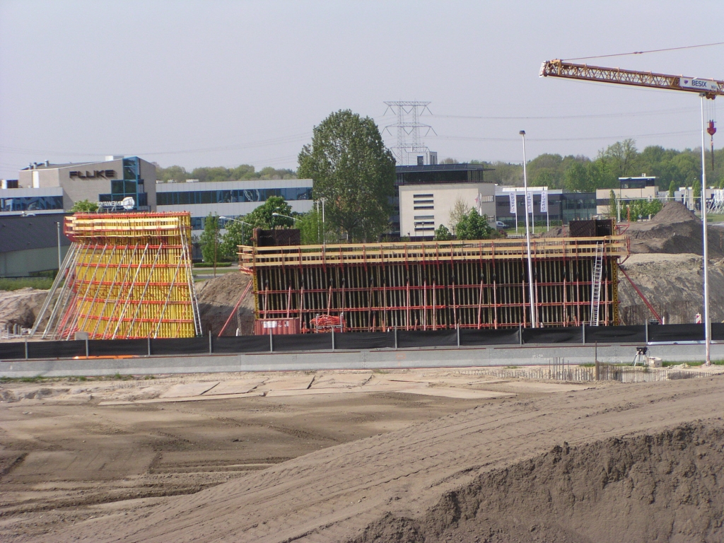 p5030006.jpg - Naast het noordelijk landhoofd in de aansluiting Ekkersrijt is bekisting opgericht voor een kwartcirkel betonnen opsluiting van het zandlichaam voor de op niveau 1 liggende rotonde, waarbij opvalt dat deze hoger is dan het landhoofd.  week 200816 