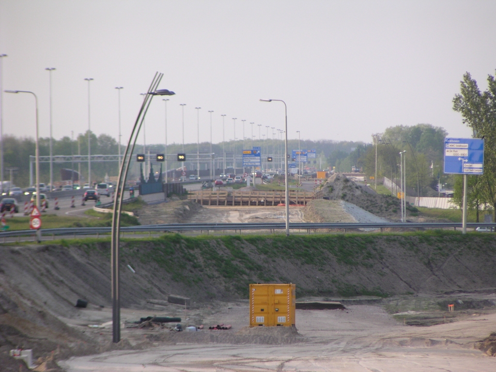 p5030016.jpg - Parallelbaan oost verloop vanaf de onderdoorgang Ulenpas naar het noorden, waar de afrit Veldhoven zuid nog in de weg ligt. Links nog een stompje te zien van de oude toerit in de richting Amsterdam, toen de aansluiting nog een halfklaverblad model was.