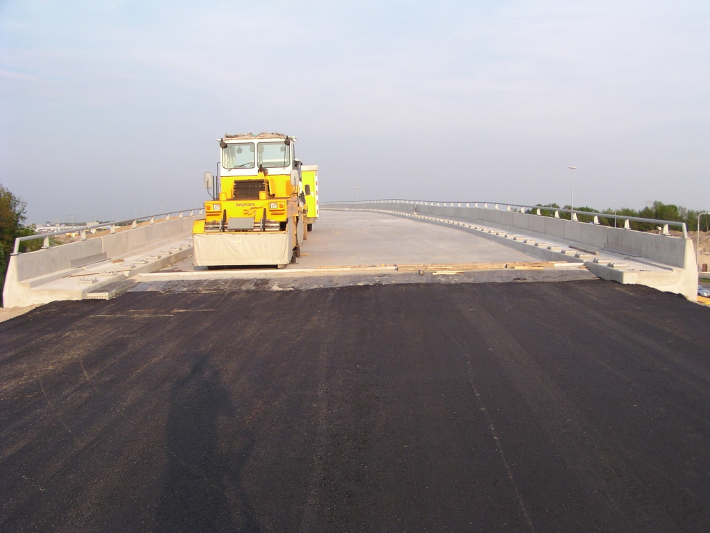 p5030018.jpg - Parallelbaan noordoost asfalt opgerukt tot aan KW 22 in kp. Batadorp.  week 200817 