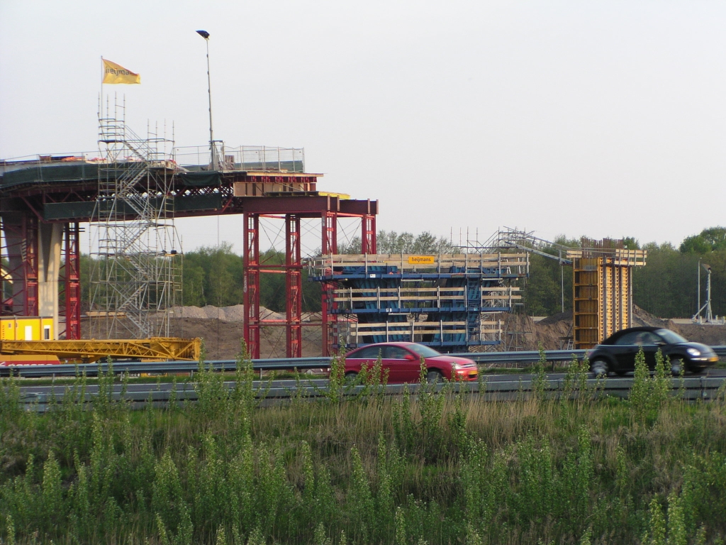 p5030020.jpg - In KW 19 is begonnen met de volgende steun. Als we goed gegokt hebben, zal de blauwe "V" bekisting, die hier al maanden geparkeerd staat, bovenop de nieuwe gele worden geplaatst.