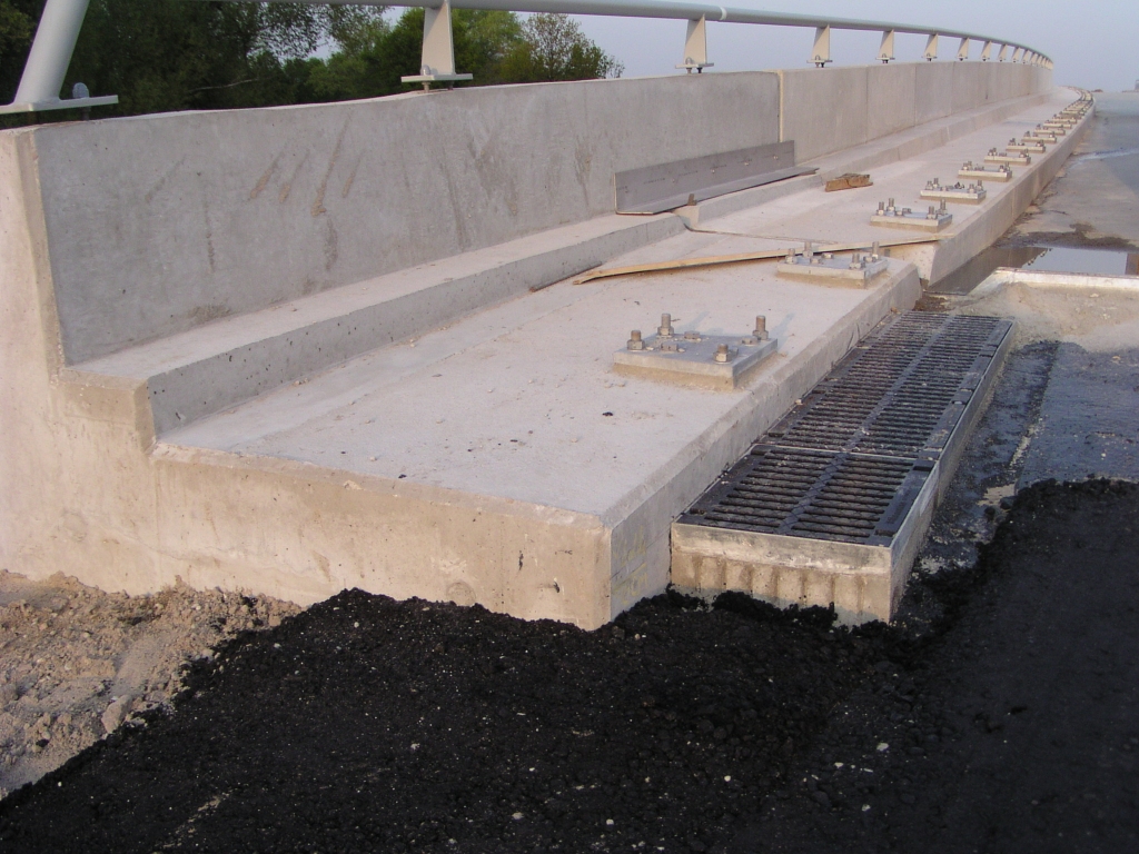 p5030022.jpg - Enige decimeters versmaling van de rijbaan over KW 22.