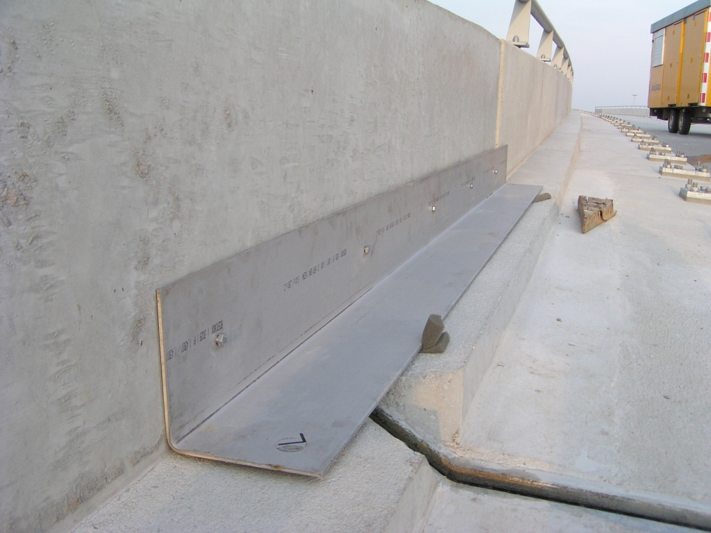 p5030023.jpg - Aluminium hoekprofiel in KW 22 met stukjes schuimrubber. Functie onbekend voor de leek.