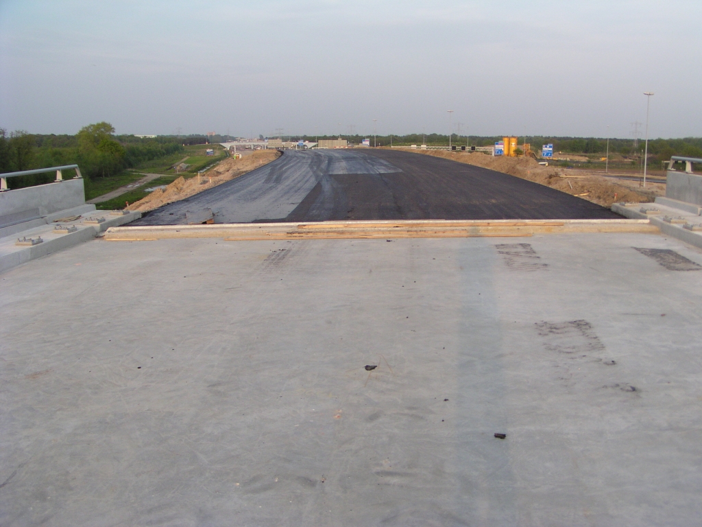 p5030024.jpg - Ook aan de oostzijde van KW 22 asfalt, maar hier zien we geen versmalling.