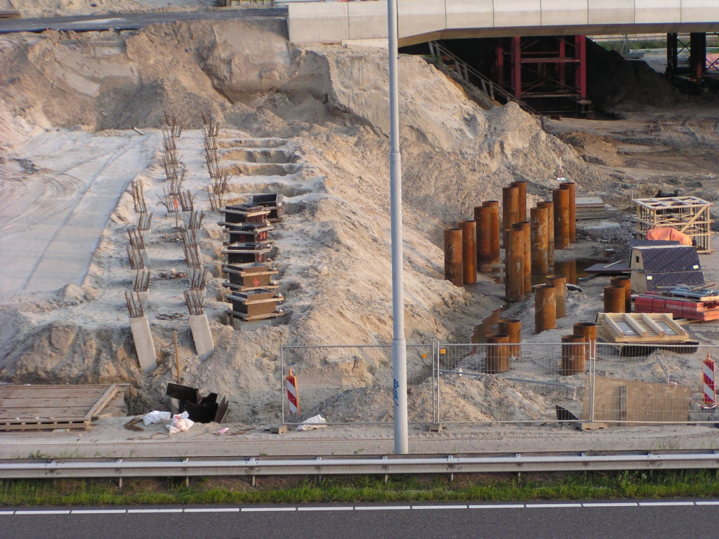 p5030025.jpg - Op het landhoofd van KW 24 zijn wat gaten gegraven en bekistinkjes geplaatst. Ook stalen pijpen in de bodem geplaatst voor bekistingsondersteuning.