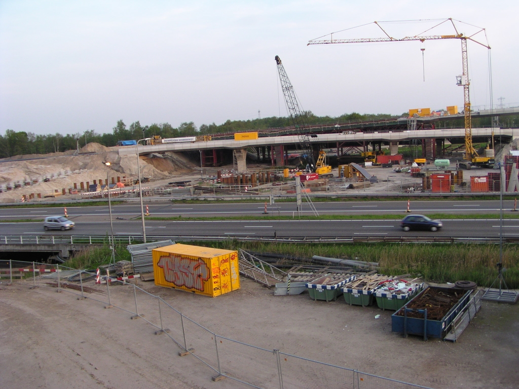 p5030026.jpg - Vanaf KW 22 nog even een overzicht van KW 24B (A2 rechts), KW 26 (A67 rechts) en KW 19 (parallelbaan zuidwest).