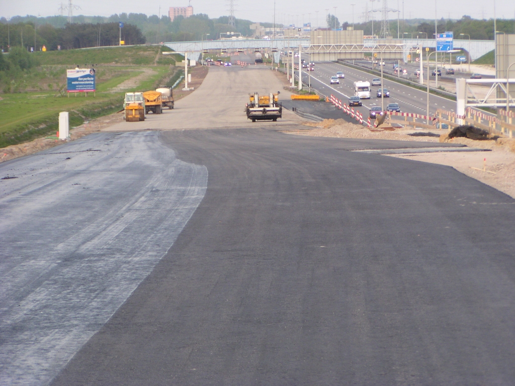 p5030028.jpg - Parallelbaan noord tussen KW 22 en KW 27 (high tech campus) met rechts de toekomstige uitvoeger via KW 23 naar de A67 in de richting Antwerpen.  week 200816 