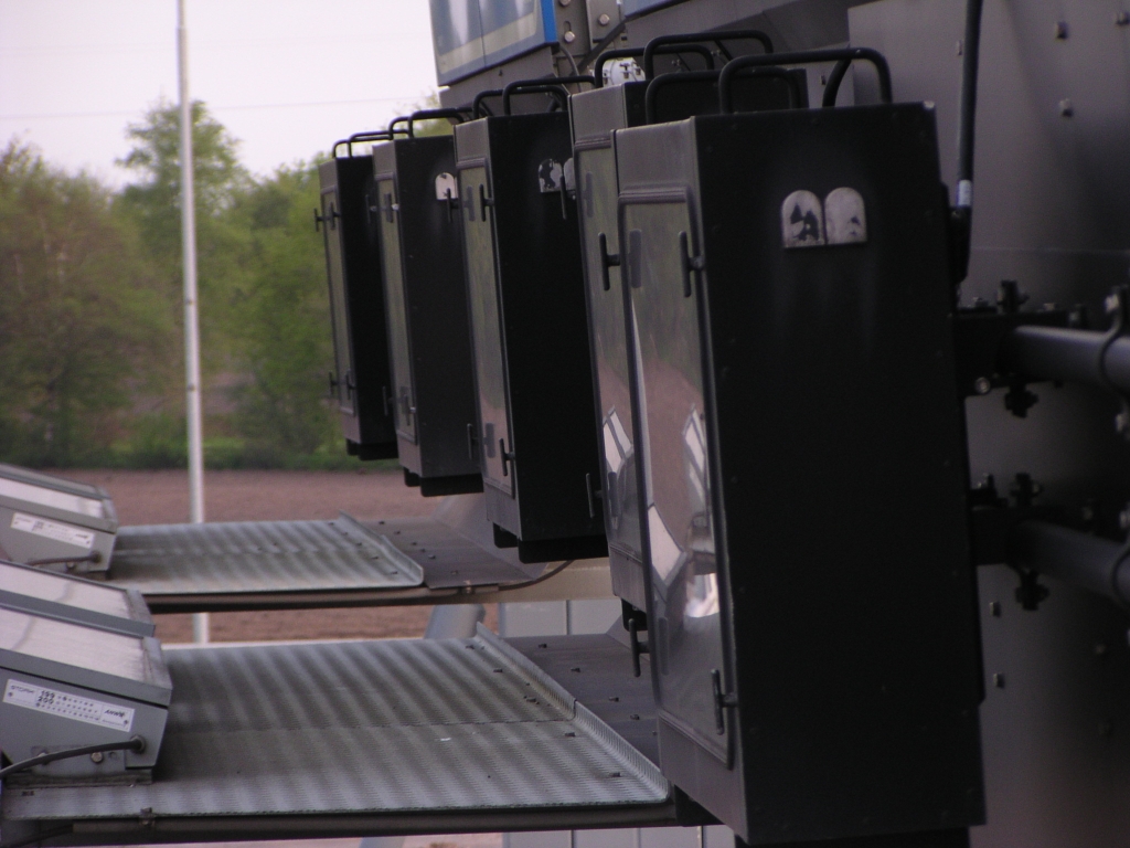 p5030032.jpg - Even tussendoor een sfeerplaatje van de oude portaalborden annex signaleringsinstallatie voor de vijf rijstroken bij kp. de Hogt. De aanlichters zullen we wel niet meer terugzien.