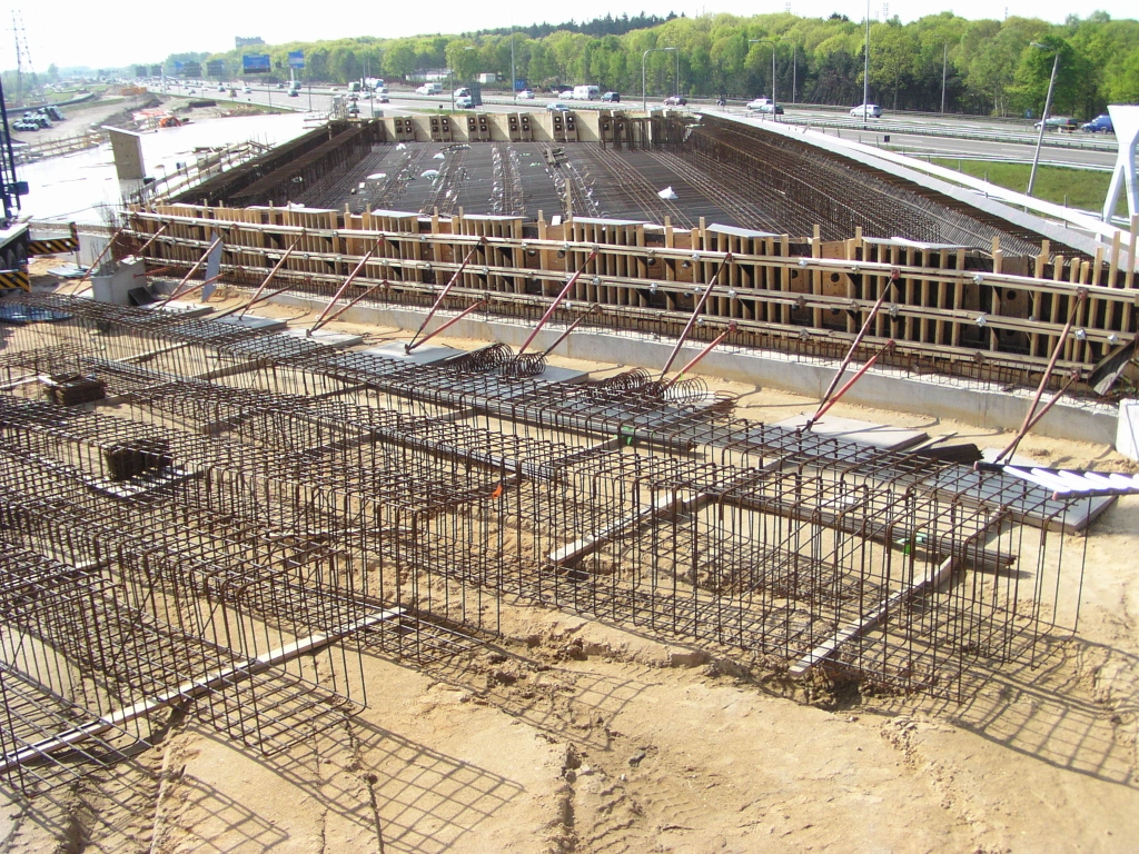 p5040051.jpg - Prefab(?) wapeningsconstructies liggen gereed voor plaatsing in het kunstwerk. Die spiraalvormige wapeningselementen hadden we bij KW 22 ook al gezien.  week 200815 