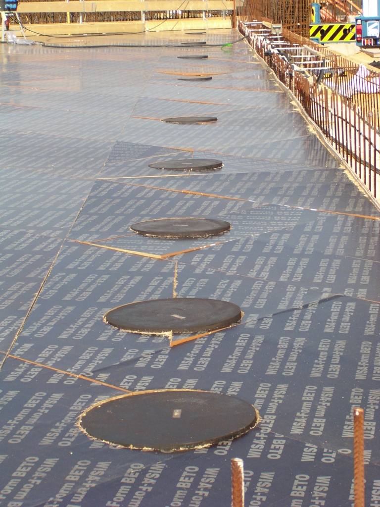 p5040052.jpg - Precisiewerk hier bij de bekistingsbouw rond de rubberachtige opleggingen.  week 200815 