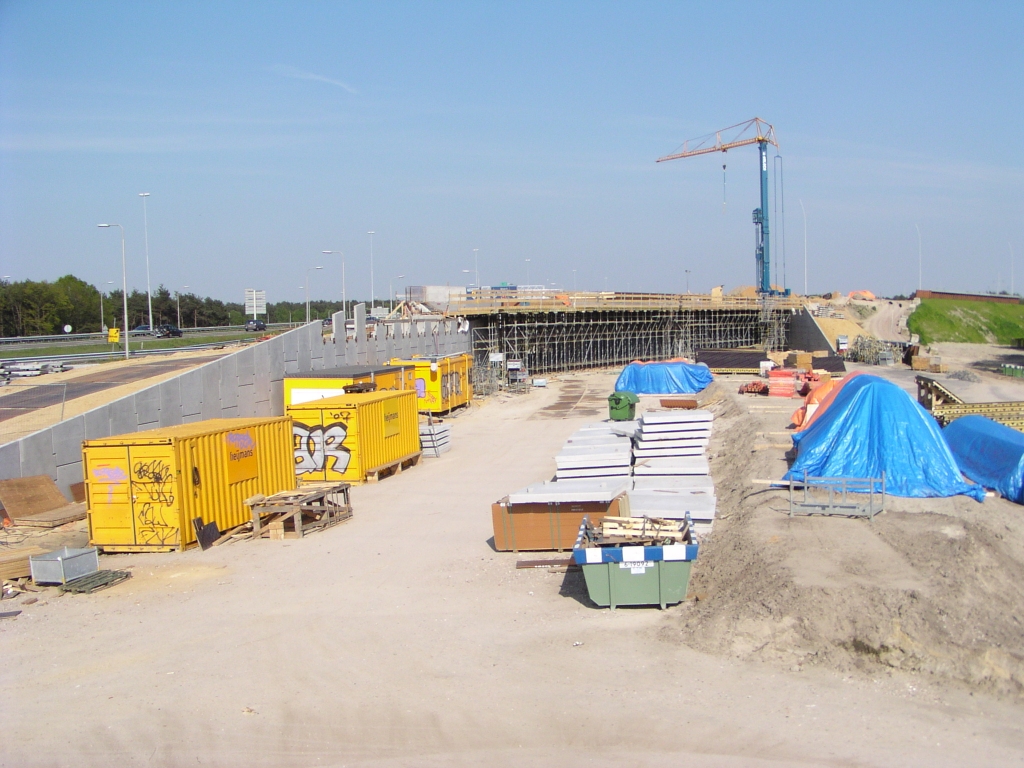 p5040055.jpg - Nauwelijks verschil te zien met drie weken geleden vanaf dit punt bij KW 33, maar het bekistingswerk vindt dan ook bovenop plaats.  week 200815 