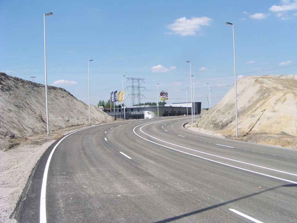 p5120060.jpg - Op dit punt moet een viaduct komen voor de toerit Eindhoven Kennedylaan naar de A50 in de richting Tilburg. Het is duidelijk waarom die niet gebouwd is voordat er verkeer op de omlegging werd toegelaten: de tijdelijke weg is te breed. Uiteindelijk wordt het hier twee stroken zonder vluchtstrook.