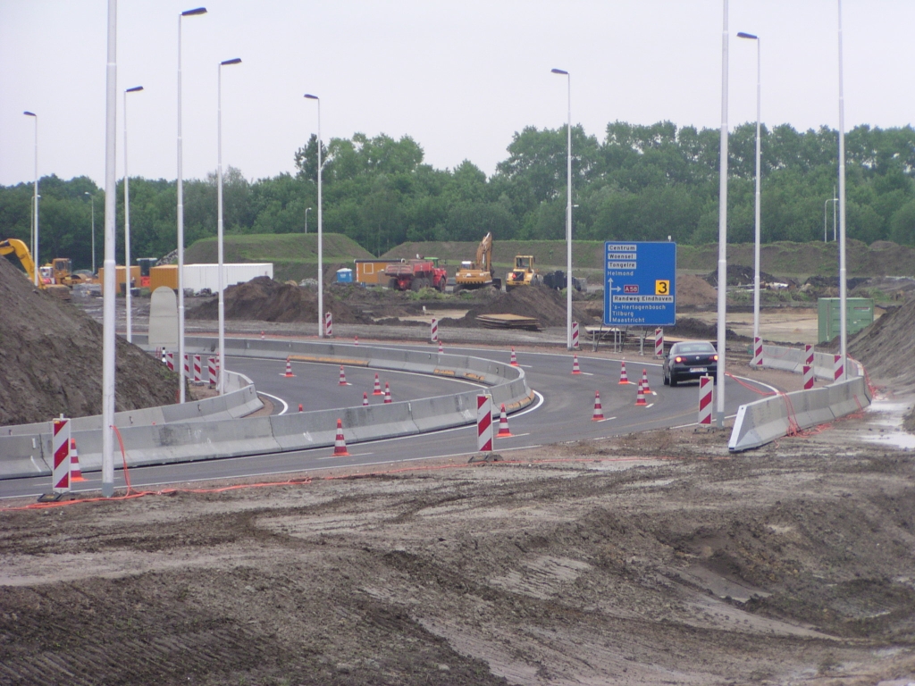 p5170028.jpg - Oostelijk deel van het slingertrace, nu nog vacant, zal ook vooralsnog enkelstrooks in gebruik worden genomen, te zien aan de pionnenafzetting.