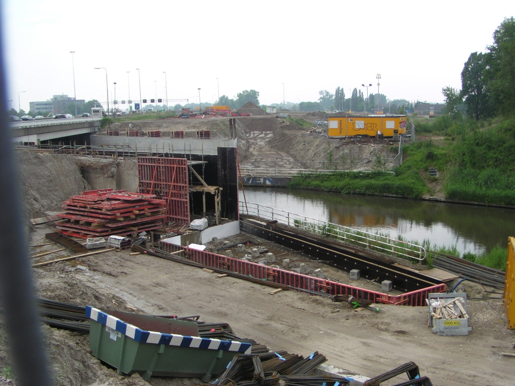 p5250007.jpg - Achterste muur in noordelijk landhoofd in KW 12 west (Beatrixkanaal) opgeworpen. Aan de breedte van de bekisting naast de voorste, bestaande, muur kan men een indruk krijgen van de mate van verbreding ten opzichte van de oude brug.  week 200818 