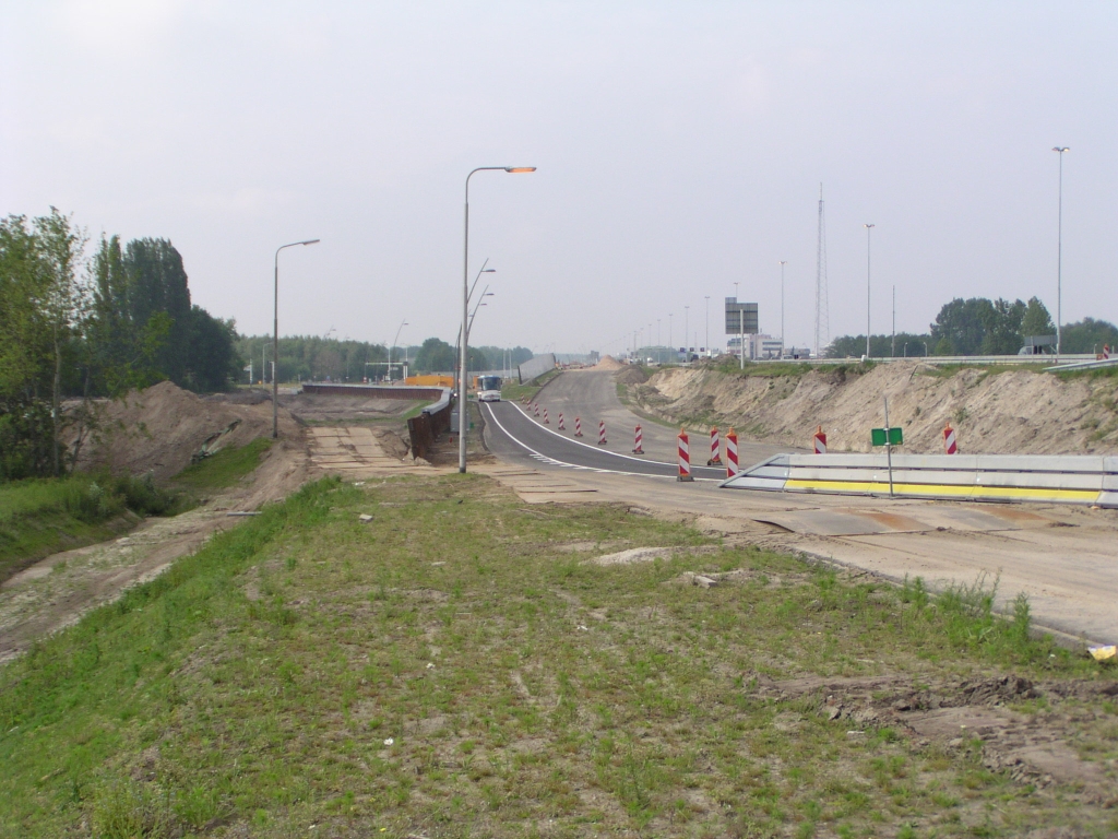 p5250061.jpg - Toerit Veldhoven zuid in de richting Maastricht is verlegd zodat het oude dijklichaam gesloopt kan worden.  week 200801 