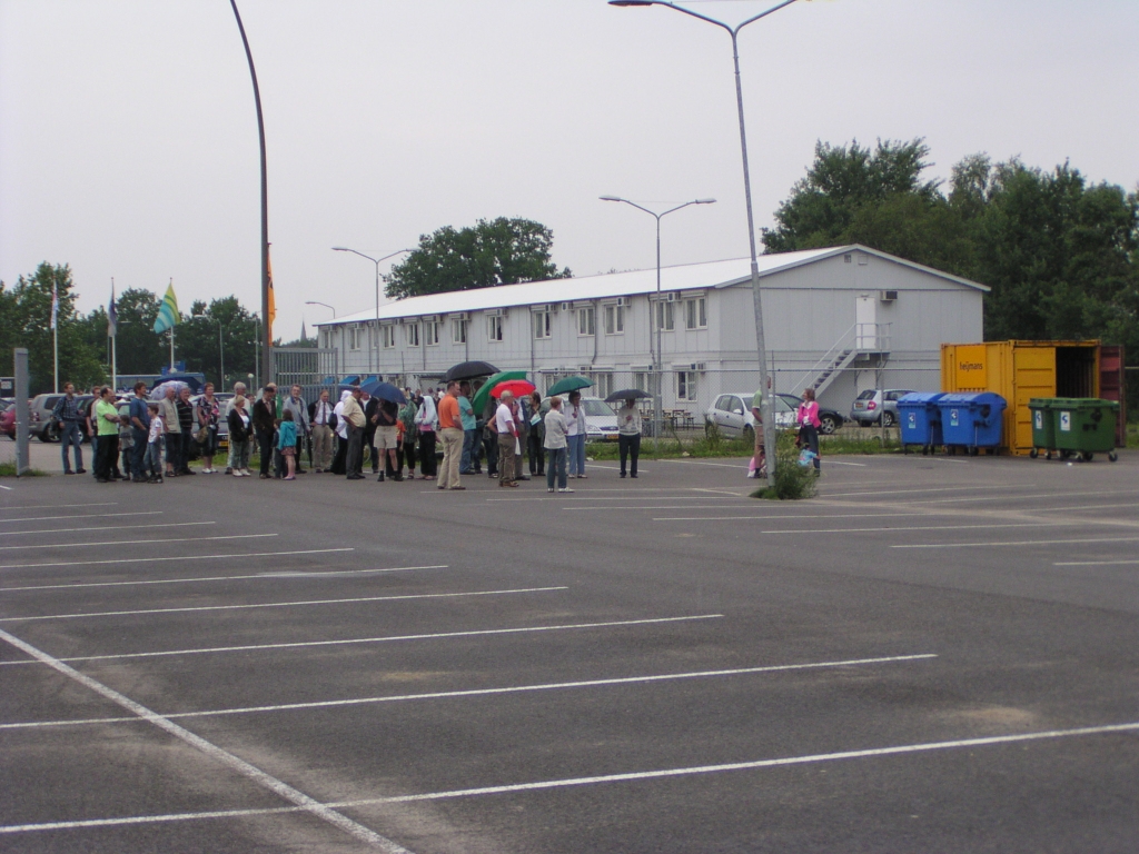p5310005.jpg - Er was een grote belangstelling vanuit de burgerij, die de regen trotseerde tijdens het wachten op een plekje in de bus.