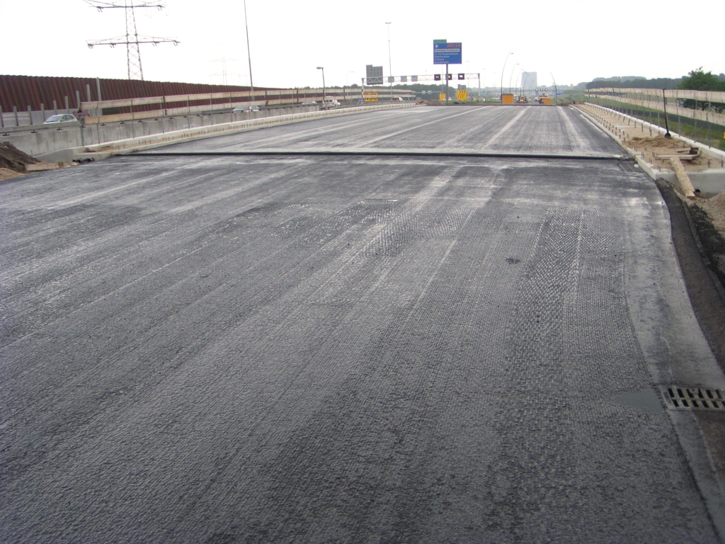 p5310014.jpg - Asfalt op KW 28 noord (prof. Holstlaan), openstelling volgende maand.