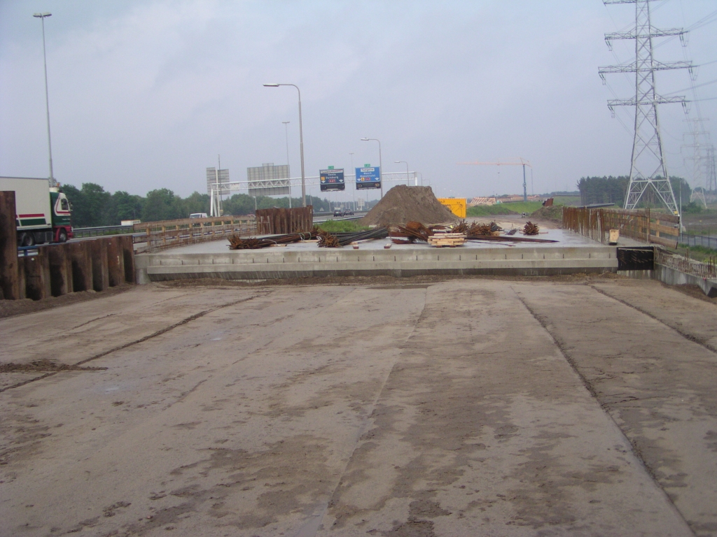 p5310032.jpg - KW 32 zuid (Roostenlaan) gereed voor aanbrengen stootplaten.  week 200815 