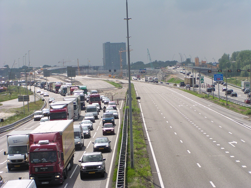 p6030004.jpg - De oude hoofdrijbaan noord bij kp. de Hogt oost is 10 dagen verkeersvrij. Geleiderails verwijderd.