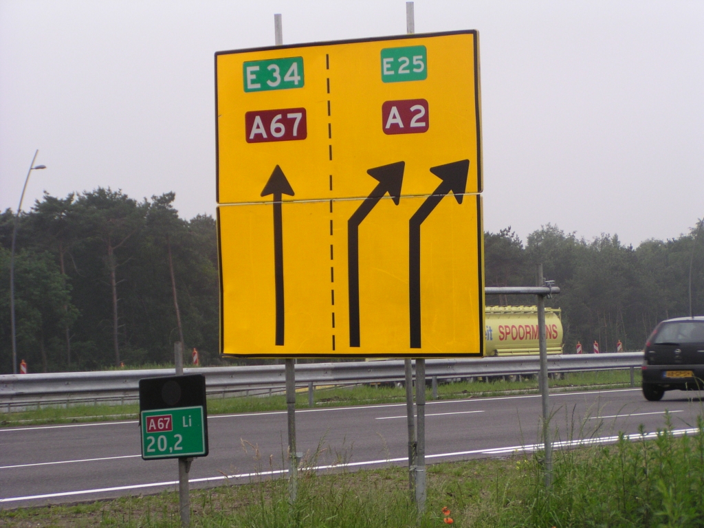 p6050024.jpg - E-wegnummers niet vergeten op deze tijdelijke borden.