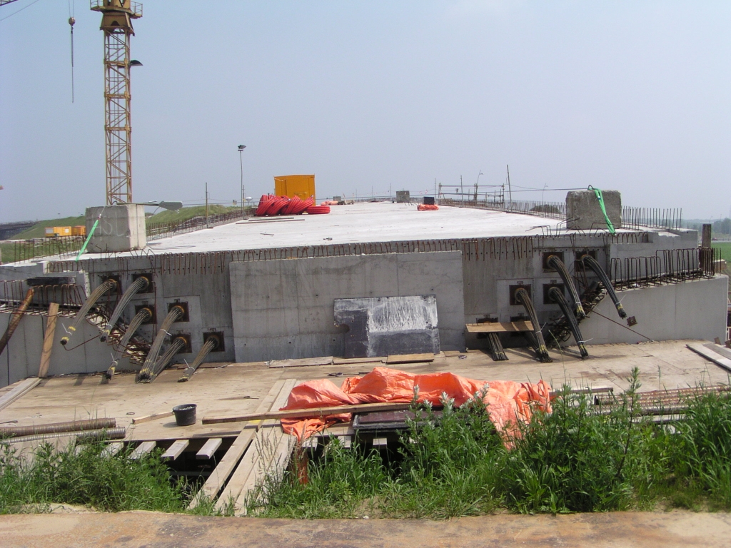 p6080027.jpg - Bekisting verwijderd aan de kop van KW 4A in kp. Batadorp. Voorspankabels nog niet ingekort. Als leek zouden we graag dat voorspannen eens gedemonstreerd krijgen.  week 200817 