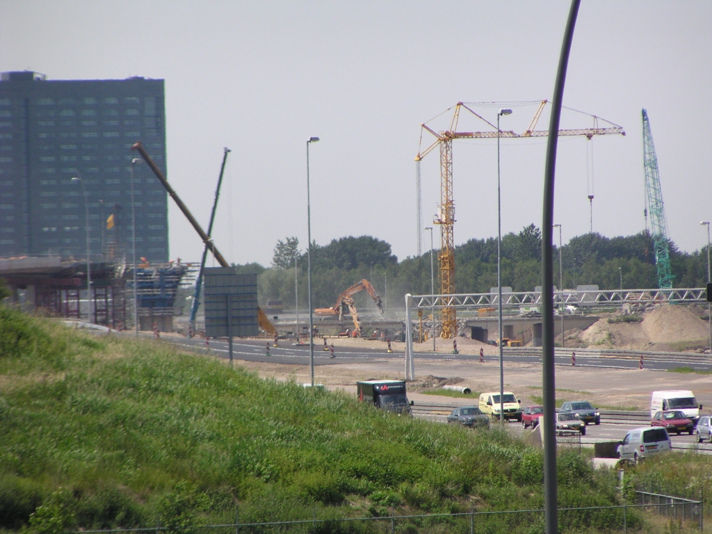 p6090045.jpg - Sloopwerktuig bezig met de oude viaducten in kp. de Hogt.