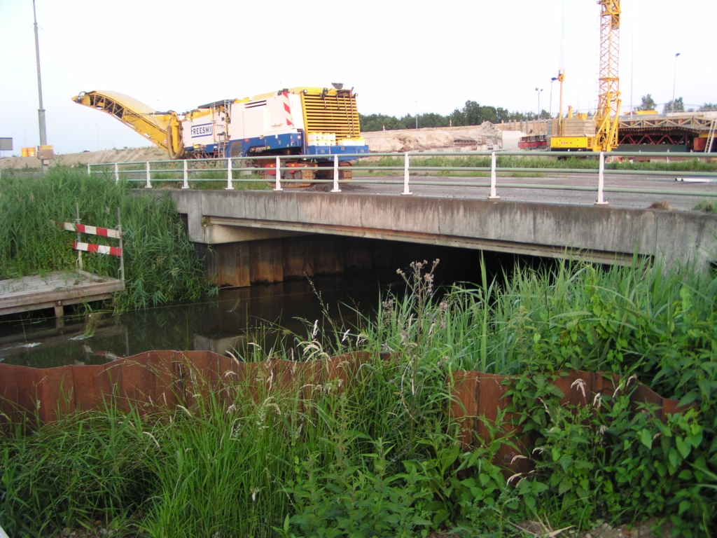 p6090060.jpg - Het zijaanzicht van de A2 brug over de Dommel verraad inderdaad dat hij van veel latere datum is.