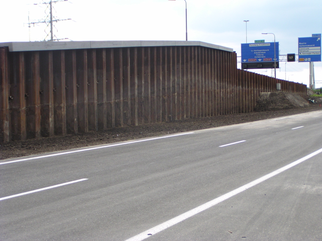 p6130021.jpg - Wat dan nog wel te snappen is dat de rechter partij damwand wel omhooggetrokken zal worden in de uiteindelijke situatie. Er is hier een bescheiden geluidsscherm geprojecteerd, zodat deze damwanden niet alleen dienstdoen als talud compacter.