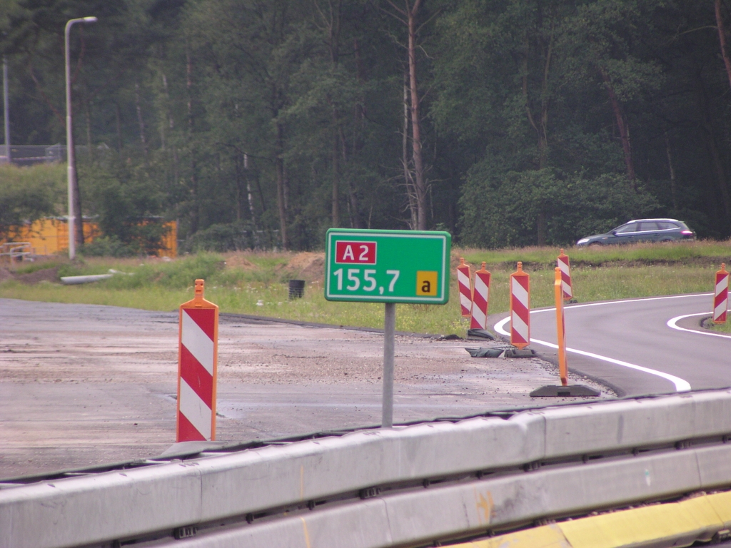 p6140141.jpg - Maar het naburig bestaande hectometerpaaltje zit er weer een ruime 2 kilometer naast. Weer een bevestiging van het vermoeden dat de N2 gekilometreerd gaat worden door terug te tellen vanaf Leenderheide, waar de A2 kilometrering nu nog overgaat in A67 paaltjes.