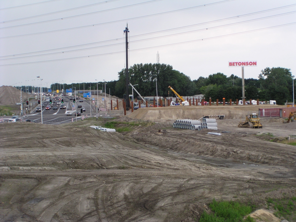 p6150078.jpg - Zelfde lokatie nu bekeken vanaf de terp waar de A50 onder de verbindingsweg Eindhoven-Woensel -> Tilburg doorgaat.  week 200822 