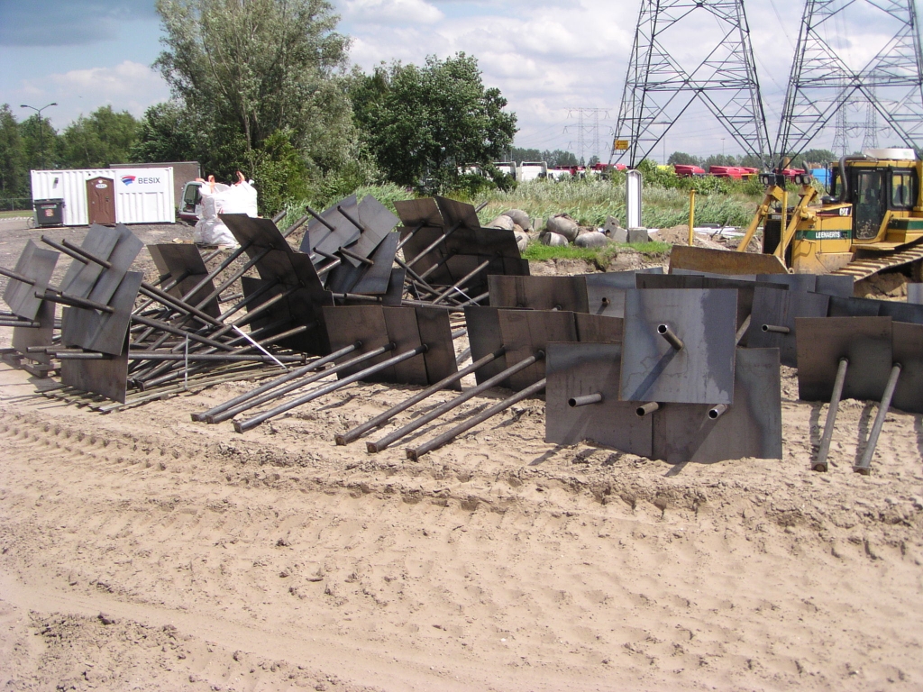 p6220104.jpg - Interessante bouwmaterialen nabij KW 41 (viaduct over Ekkersrijt 2000/6000). Eens kijken of er stickers opzitten.