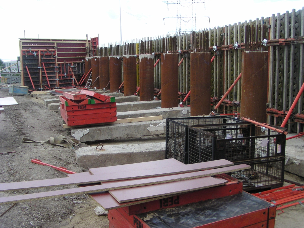 p7060041.jpg - Binnenzijde landhoofd. Er lijkt geen enkel verband te zijn tussen de stalen pijpen en de op te richten muurtjes.