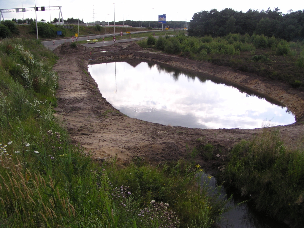 p7120069.jpg - Nabij kp. Leenderheide is natuurcompensatie gepleegd in de vorm van deze poel. Daarachter het begin van de parallelbaan in de richting high tech campus, twee dagen voor openstelling. We gaan het trace weer eens verkennen in rijrichting.