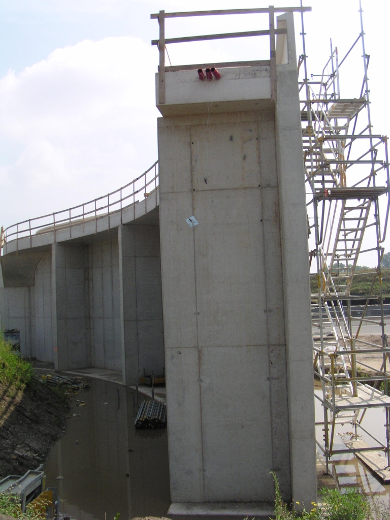 p7270021.jpg - Balustrade in de kwartcirkelmuur gereed.  week 200827 