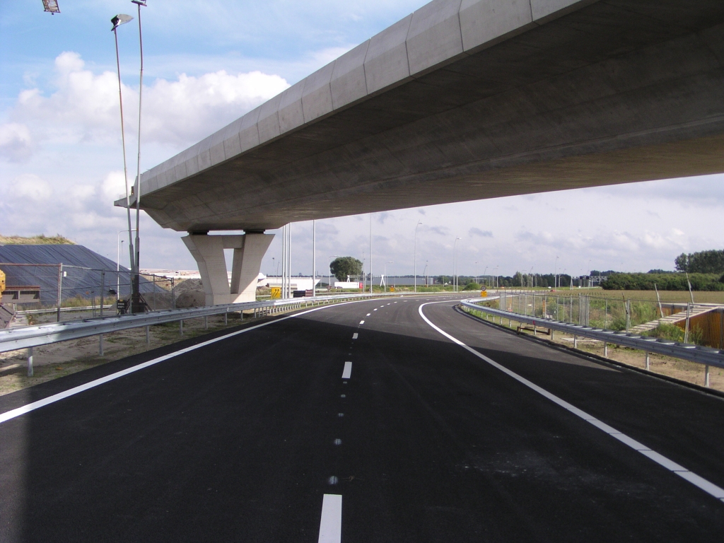 p8100044.jpg - Eerste kunstwerk (4A) dat men vanuit Tilburg tegenkomt.  week 200829 