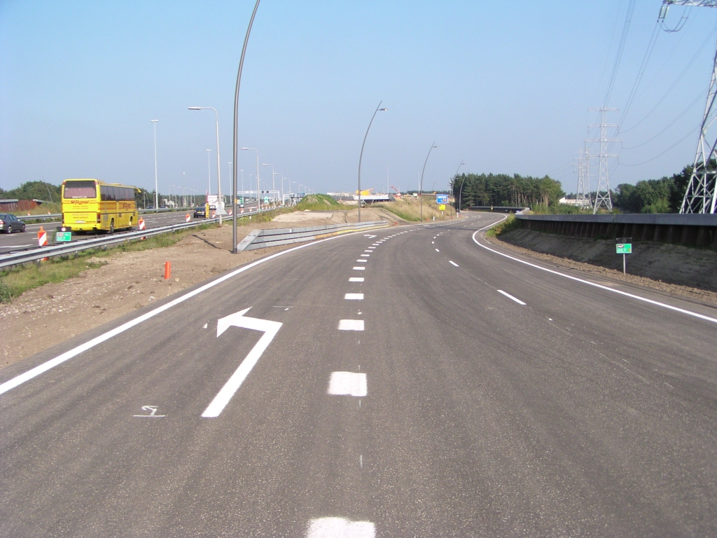 p8300056.jpg - Aanvang dubbele slinger in de parallelbaan richting rotonde en bypass Maastricht, vlak na KW 32 (Roostenlaan). Twee hectometerpaaltjes trekken de aandacht.