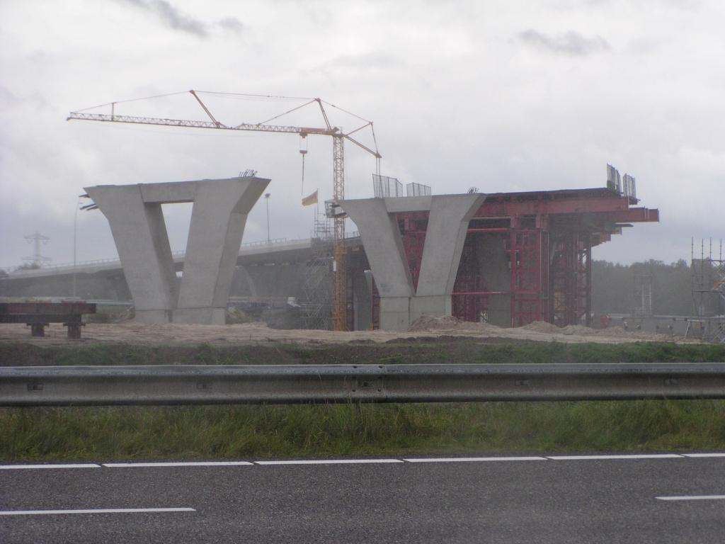 p9070025.jpg - Voortschrijdende bekistingsconstructie in KW 19 heeft weer een steun aan het zicht onttrokken.  week 200831 