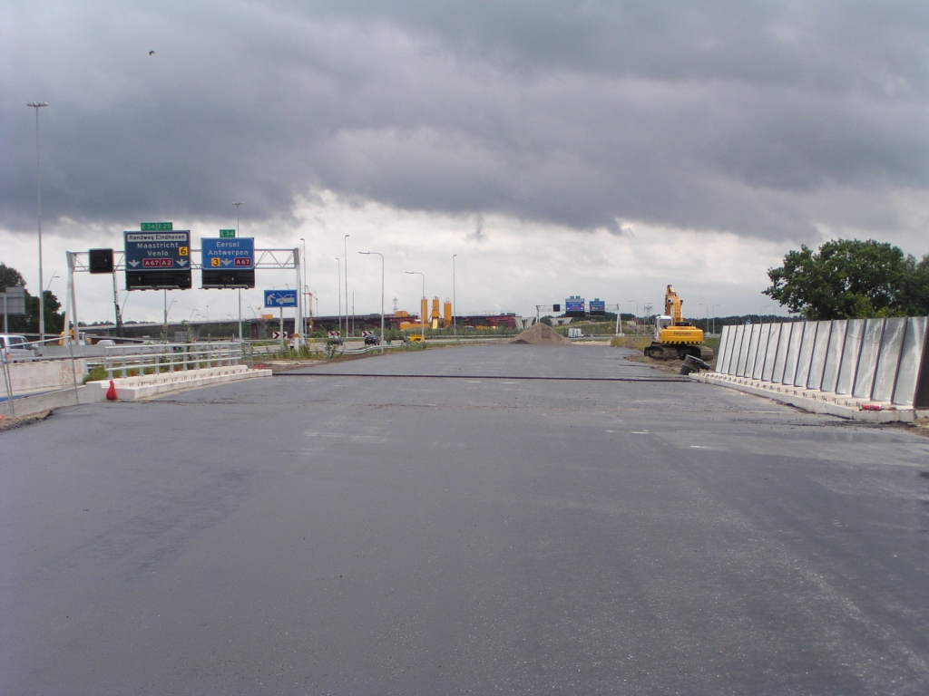 p9070028.jpg - Aanloop naar KW 19 ("de" flyover in kp. de Hogt) over KW 17 (Ulenpas) met breed asfalt. In de overgangssituatie zijn hier 4 rijstroken benodigd: 3 doorgaand en een uitvoeger naar de A67 richting Antwerpen.