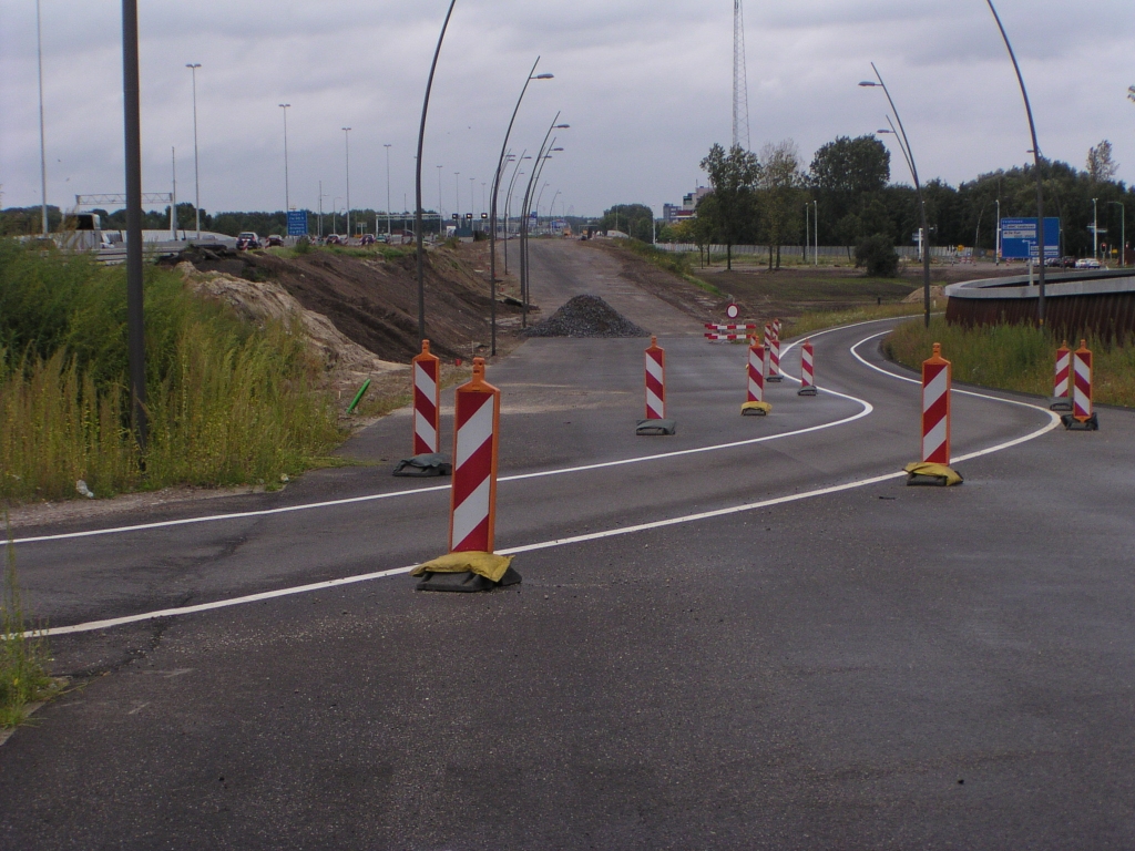 p9070034.jpg - Afrit Veldhoven-zuid vanuit de richting Maastricht met lichtmasten en bermverharding (waarvan nog een berg keien gereed ligt) aangelegd.  week 200831 